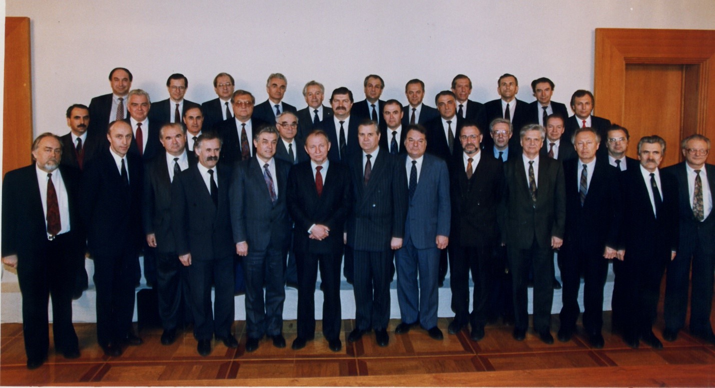 Перша нарада послів незалежної України. Київ 1992 рік. Четвертий праворуч В. М. Ліпатов